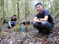 四川省自貢市バードウオッチング協会の仲間とフィールドワークを行う、李一凡（り・いつはん）さん（右、2017年6月12日撮影）。(c)Xinhua News