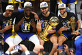 2022年のNBAファイナルを制したゴールデンステイト・ウォリアーズの（左から）アンドレ・イグダーラ、ドレイモンド・グリーン、クレイ・トンプソン、ステフェン・カリー（2022年6月16日撮影）。(c)Adam Glanzman/Getty Images/AFP