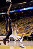 14-15NBAプレーオフ1回戦（7回戦制）、ゴールデンステイト・ウォリアーズ対ニューオーリンズ・ペリカンズ。ニューオーリンズ・ペリカンズのアンソニー・デイビス（左）にフェイクを仕掛けるゴールデンステイト・ウォリアーズのステフェン・カリー（2015年4月20日撮影）。(c)AFP/Getty Images/Thearon W. Henderson