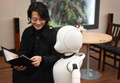 ロボット「オリヒメディー」と、開発したオリィ研究所の吉藤健太朗CEO（2018年11月26日撮影）。(c)AFPBB News/Yoko Akiyoshi