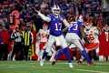 23NFL、カンファレンス準決勝、バッファロー・ビルズ対カンザスシティ・チーフス。パスを投げるバッファロー・ビルズのジョシュ・アレン（2024年1月21日撮影）。(c)Timothy T Ludwig/Getty Images/ AFP