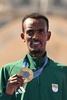 パリ五輪、陸上男子マラソン。表彰式で金メダルを手にするエチオピアのタミアト・トラ（2024年8月10日撮影）。(c)Andrej ISAKOVIC / AFP