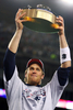 ラマー・ハント・トロフィー（Lamar Hunt Trophy）を掲げるペイトリオッツのQBトム・ブレイディ。(c)AFP/Getty Images/Elsa