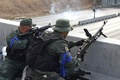 ベネズエラの首都カラカスの軍基地前で、野党指導者のフアン・グアイド氏側についた兵士ら（2019年4月30日撮影）。(c)Yuri CORTEZ / AFP