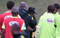 ブラジル代表のキャンプ地テレゾポリス（Teresopolis）に戻り、ルイス・フェリペ・スコラーリ（Luiz Felipe Scolari）監督（左から3人目）に歓迎されるネイマール（Neymar da Silva Santos Junior、中央、2014年7月10日撮影）。(c)AFP/VANDERLEI ALMEIDA