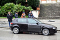 イタリア中部マチェラータで車内から相次いで発砲し複数の外国人を負傷させた容疑で逮捕された男が乗っていた黒いアルファロメオ車（2018年2月3日撮影）。(c)AFP PHOTO / Giuseppe Bellini
