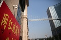 中国・河北省石家荘で、二つの建物をつなぐ地上30メートルのガラス橋（2018年11月24日撮影）。(c)AFP