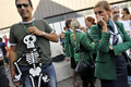 イタリアのローマ（Rome）近郊のフィウミチーノ（Fiumicino）国際空港で、企業グループと労組の協議中に行われたデモに参加したアリタリア（Alitalia）航空の従業員（2008年9月18日撮影）。(c)AFP/Andreas Solaro