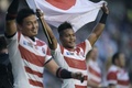 ラグビーW杯イングランド大会・プールB、南アフリカ対日本。日の丸を手に勝利を喜ぶ松島幸太朗（2015年9月19日撮影）。(c)AFP/LIONEL BONAVENTURE