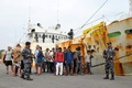 インドネシア・サバン軍港で、当局に拿捕された船舶の乗組員らを取り囲むインドネシア兵（2018年4月7日撮影）。(c)AFP PHOTO