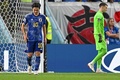 サッカーW杯カタール大会、決勝トーナメント1回戦、日本対クロアチア。PKを止められた南野拓実（左、2022年12月5日撮影）。(c)OZAN KOSE / AFP