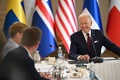 フィンランドの首都ヘルシンキで行われた米国と北欧の首脳会議に参加するジョー・バイデン米大統領（右、2023年7月13日撮影）。(c)ANDREW CABALLERO-REYNOLDS / AFP