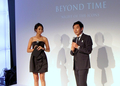 都内・六本木のメルセデス・ベンツ コネクションで開催されたモンブラン（Montblanc）のイベント「BEYOND TIME / NIGHT of The Icons」に登場した石田純一（Junichi Ishida、右）とモデルのレナ（Rena、2012年9月21日撮影）。(c)MODE PRESS