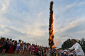 伝統的なスラブ民族の祭り「イワン・クパーラ（Ivan Kupala）の夜」が6日、東欧各地で行われた。起源をキリスト教以前にまでさかのぼるというこの祭りでは、人々が花輪を編んだり、たき火を飛び越えたり、裸で泳いだりして祝う。

写真はウクライナの首都キエフ（Kiev）近郊で、たき火をする人々（2013年7月6日撮影）。(c)AFP/SERGEI SUPINSKY