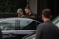 トルコ・イスタンブールで、ロシアとの停戦交渉に向かうウクライナのオレクシー・レズニコフ国防相（左、2022年3月29日撮影）。(c)Yasin AKGUL / AFP