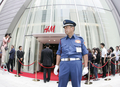 東京・銀座に開店した「H＆M」日本第1号店の様子（2008年9月13日撮影）。(c)AFP/Yoshikazu TSUNO