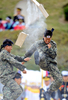 韓国・鶏龍（Gyeryong）の陸海空軍本部で前月29日、1日に61年を迎える「国軍の日（Armed Forces Day）」に向けたリハーサルが行われた。1950年～53年の朝鮮戦争で、韓国は1953年、北朝鮮と休戦協定を結んだが、法的には戦争状態にある。

写真は、鶏龍の陸海空軍本部で実施された「国軍の日」に向けたリハーサルで武術演技を行う韓国軍兵士（2009年9月29日撮影）。(c)AFP/JUNG YEON-JE