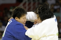 柔道・女子78キロ超級決勝トウ文（左）と対戦する塚田真希。（2008年8月15日撮影）(c)AFP/TOSHIFUMI KITAMURA