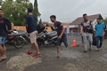 インドネシア・西ジャワ州のインドラマユで行われたフットサルの試合会場にチームメートらと到着したエマン・スラエマンさん（2018年2月3日撮影）。(c)AFP PHOTO / ADEK BERRY