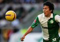 MSVデュイスブルク（MSV Duisburg）戦でボールを追うVfLボルフスブルク（VfL Wolfsburg）の長谷部誠（Makoto Hasebe、2008年2月9日撮影）。(c)AFP/DDP/MICHAEL GOTTSCHALK