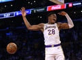 22-23NBAプレーオフ、ウエスタンカンファレンス1回戦、ロサンゼルス・レイカーズ対メンフィス・グリズリーズ。ダンクシュートを決めて喜ぶロサンゼルス・レイカーズの八村塁（2023年4月22日撮影）。(c)Harry How/Getty Images/AFP