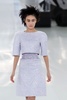 フランス・パリ市内で発表された「シャネル（CHANEL）」14年春夏オートクチュールコレクション（2014年1月21日撮影）。(c)AFP/PATRICK KOVARIK