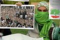 ドバイ（Dubai）のイスラム・アザド大学（Islamic Azad University）前でイラン大統領選挙に抗議する座り込みに参加したイラン人。イランの首都テヘラン（Tehran）で行われたミルホセイン・ムサビ（Mir Hossein Mousavi）元首相を支持する改革派の集会の写真を掲げている（2009年6月16日撮影）。(c)AFP/MARWAN NAAMANI