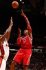 13-14NBA、マイアミ・ヒート（Miami Heat）対ヒューストン・ロケッツ（Houston Rockets）。得点を狙うヒューストン・ロケッツのドワイト・ハワード（Dwight Howard、2014年3月16日撮影）。(c)AFP/Getty Images/NBAE/Issac Baldizon