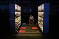 中国・湖北省武漢の夜市で、靴を売る男性（2020年8月5日撮影）。(c)Hector RETAMAL / AFP