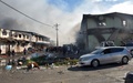 ソロモン諸島の首都ホニアラの中華街で、燃やされた建物から立ち上る煙（2021年11月26日撮影）。(c)CHARLEY PIRINGI / AFP