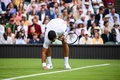 テニス、ウィンブルドン選手権、男子シングルス1回戦。芝の状態を確認するノバク・ジョコビッチ（2023年7月3日撮影）。(c)Daniel LEAL / AFP