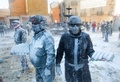 スペイン南東部イビで開催された軍服姿の参加者たちが小麦粉や生卵をかけあう毎年恒例の祭り「エルス・エンファリナッツ」の様子（2019年12月28日撮影）。(c)AFP/JAIME REINA
