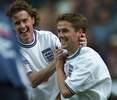 サッカー元イングランド代表のマイケル・オーウェン（Michael Owen）が19日、12-13シーズン限りで現役引退することを表明した。

フランスとの国際親善試合で得点を挙げ、チームメイトのスティーブ・マクマナマン（Steve McManaman、左）に祝福されるマイケル・オーウェン（2000年9月2日撮影）。(c)AFP/OLIVIER MORIN