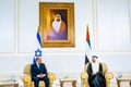 アラブ首長国連邦（UAE）のアブダビ国際空港で、イスラエルのナフタリ・ベネット首相（左）の到着を歓迎するアブドラ・ビン・ザイド・ナハヤン外務・国際協力相（2021年12月12日撮影）。(c)AFP PHOTO/ HO/ WAM