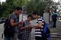 イランの首都テヘラン北部のメラット公園で、スマートフォン向けゲーム「ポケモンGO」をプレーする人々（2016年8月3日撮影）。(c)AFP/ATTA KENARE