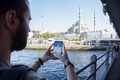 トルコ・イスタンブールのガラタ橋で「ポケモンGO」に興じる人。アナトリア通信提供（2016年7月14日撮影）。(c)Anadolu Agency/Muhammed Enes Yildirim