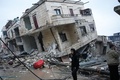 シリア・アフリン郊外で、地震により倒壊した建物（2023年2月6日撮影）。(c)Rami al SAYED / AFP