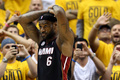 12-13NBAは28日、イースタンカンファレンス決勝（7回戦制）の第4戦が行われ、インディアナ・ペイサーズ（Indiana Pacers）が99-92でマイアミ・ヒート（Miami Heat）に勝利し、対戦成績を2勝2敗のタイへ戻した。

第4クオーターにファウルアウトとなり、頭を抱えるマイアミ・ヒートのレブロン・ジェームズ（LeBron James、2013年5月28日撮影）。(c)AFP/Getty Images/Andy Lyons
