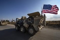 シリア北東部ハサカ県で、クルド人が多数を占める都市カミシリの付近を走る米軍車両（2019年11月2日撮影）。(c)Delil SOULEIMAN / AFP