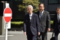 東京地裁に到着した東京電力の勝俣恒久元会長（中央、2019年9月19日撮影）。(c)Kazuhiro NOGI / AFP