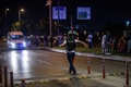 自爆攻撃に見舞われたトルコ・イスタンブールのアタチュルク国際空港で救急車を誘導する警官（2016年6月28日撮影）。(c)AFP/OZAN KOSE