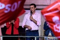 スペイン総選挙の結果を受け、首都マドリードにある社会労働党本部のバルコニーに姿を見せて、集まった支持者らに向けて演説する同党党首のペドロ・サンチェス首相（2019年4月28日撮影）。(c)JAVIER SORIANO / AFP