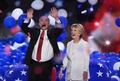 米ペンシルベニア州フィラデルフィアで開催中の民主党全国大会で、米大統領選の党候補指名受諾演説後、会場に舞った風船にはしゃぐヒラリー・クリントン前国務長官と副大統領候補のティム・ケーン氏（2016年7月28日撮影）。(c)AFP/SAUL LOEB