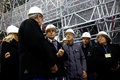 仏パリのノートルダム大聖堂の再建工事現場を視察したエマニュエル・マクロン大統領（前列左から2人目、2023年12月8日撮影）。(c)SARAH MEYSSONNIER / POOL / AFP