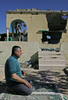 写真は28日、南部Aita al-Shaab村の破壊された自宅前で、正午の祈りをささげる男性。(c)AFP/RAMZI HAIDAR