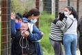 犯罪組織間の抗争による暴動があったエクアドル南部クエンカの刑務所前で、収容されていた親族が死亡したことを悲しむ人たち（2021年2月24日撮影）。(c)FERNANDO MACHADO / AFP