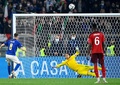 2022年サッカーW杯カタール大会欧州予選グループC、イタリア対スイス。PKを外すイタリアのジョルジーニョ（左、2021年11月12日撮影）。(c)Alberto PIZZOLI / AFP