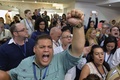 南米ベネズエラの首都カラカスで、国会議員選挙の初期段階の結果を受け大喜びする野党・民主統一会議のメンバーら（2015年12月7日撮影）。(c)AFP/LUIS ROBAYO