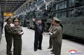 北朝鮮人民軍に納入予定の移動式ミサイル発射台が保管されている倉庫を視察する金正恩（キム・ジョンウン）朝鮮労働党総書記（中央）。朝鮮中央通信（KCNA）公開（2024年5月14日撮影、15日公開）。(c)AFP PHOTO/KCNA VIA KNS