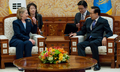 韓国ソウル（Seoul）の大統領府、（青瓦台、Blue House）で李明博（イ・ミョンバク、Lee Myung-Bak）大統領（右）と会談するヒラリー・クリントン（Hillary Clinton）米国務長官（2010年5月26日撮影）。(c)AFP/Saul LOEB